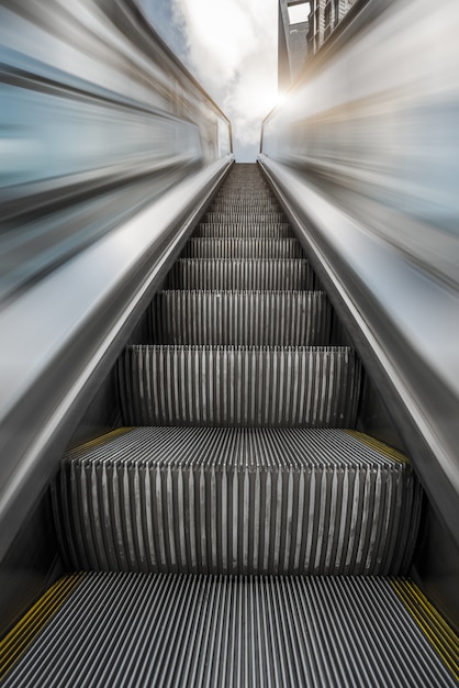 Photo gratuite escalier dans une station de métro