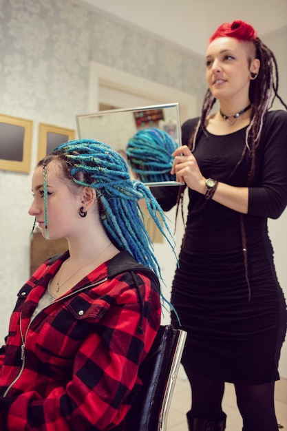 Photo gratuit esthéticienne coiffant les cheveux des clients