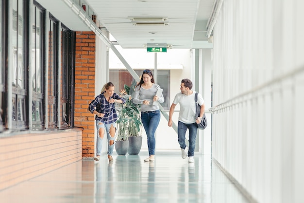 Photo gratuite les étudiants commencent à courir