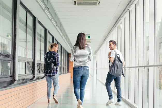 Photo gratuite Étudiants du collège dans le hall