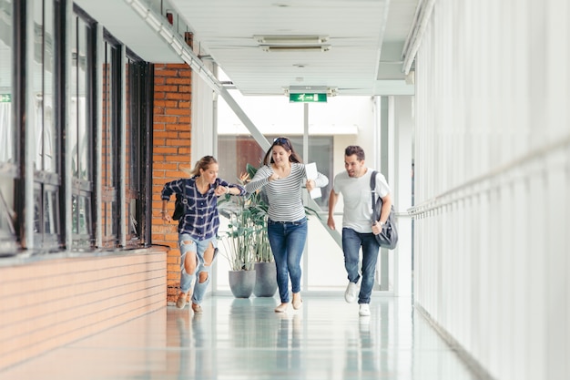 Photo gratuite Étudiants qui courent et s'amusent