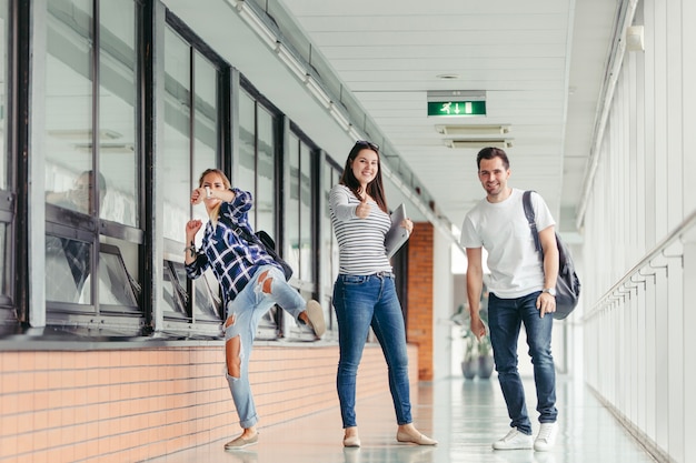 Photo gratuite Étudiants s'amusant au collège