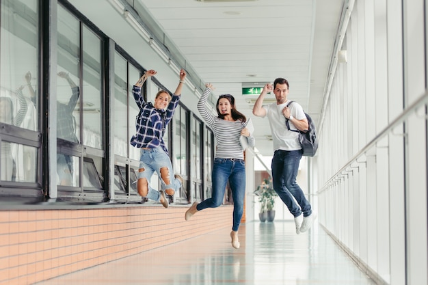 Photo gratuite Étudiants sautant au collège