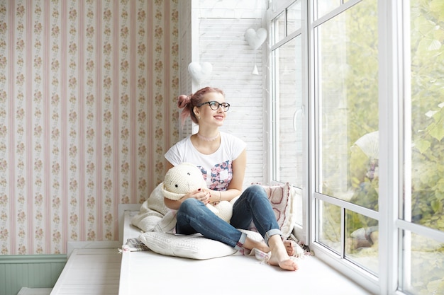 Photo gratuite expressive jeune fille posant à l'intérieur