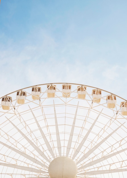 Photo gratuit faible angle de vue de la grande roue géante contre le ciel bleu