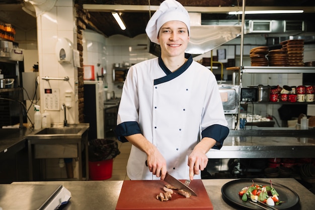 Photo gratuite faire cuire la viande rôtie à bord à bord près de la salade sur plaque