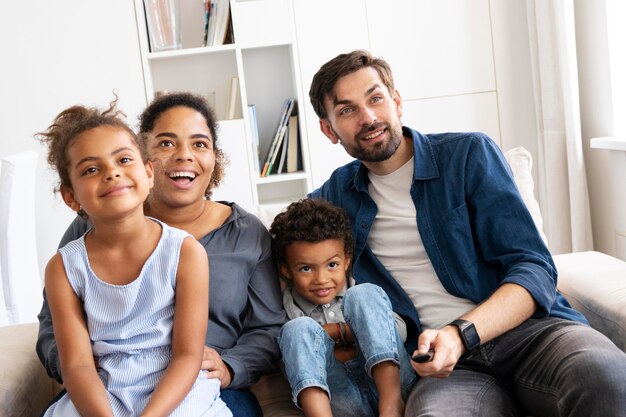 Famille passant du temps ensemble à l'intérieur