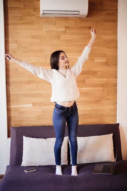 Photo gratuit fatigué jolie femme travaille à la maison en étirant les bras pour se détendre après une dure journée