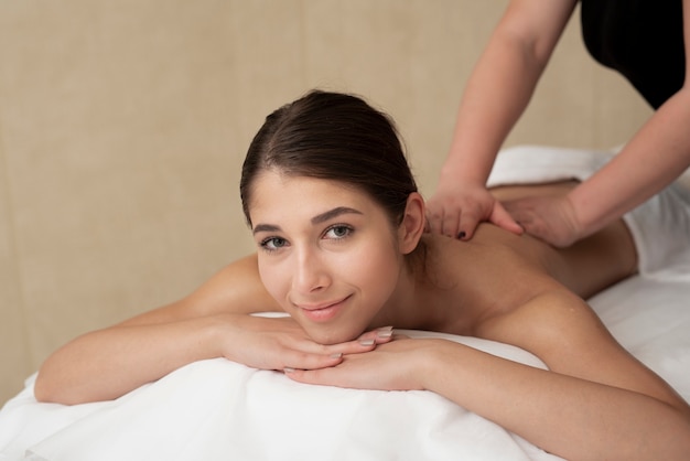 Femme, apprécier, son, dos, massage, à, spa