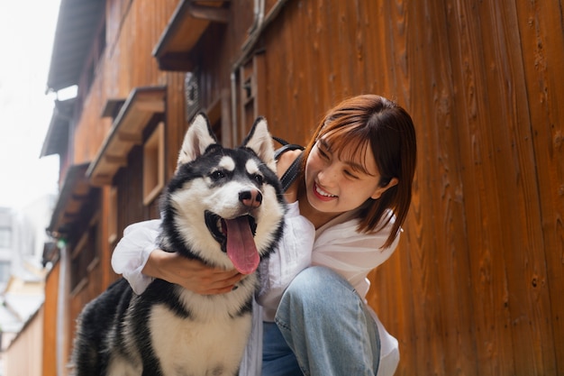 Photo gratuit femme asiatique à coup moyen avec un chien mignon