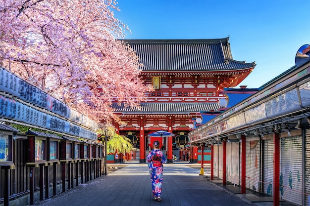 Photo gratuite femme asiatique portant un kimono traditionnel japonais au temple à tokyo, japon.