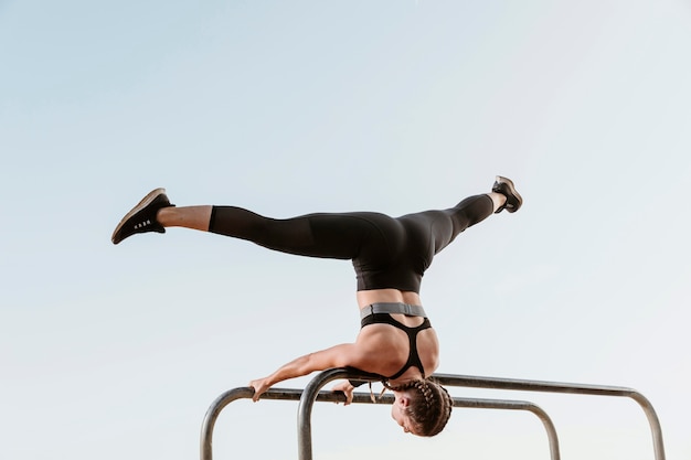 Photo gratuite femme athlétique, faire des exercices de remise en forme à l'extérieur