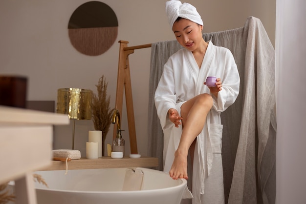 Femme coréenne faisant des soins de la peau