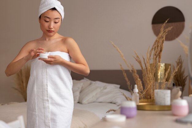 Femme coréenne faisant des soins de la peau