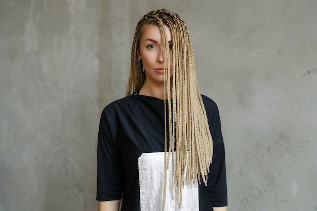 Photo gratuit femme avec des dreadlocks