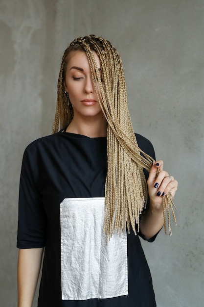 Photo gratuit femme avec des dreadlocks