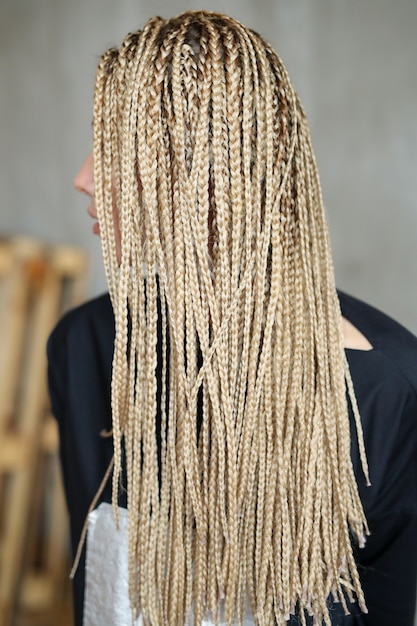 Photo gratuit femme avec des dreadlocks