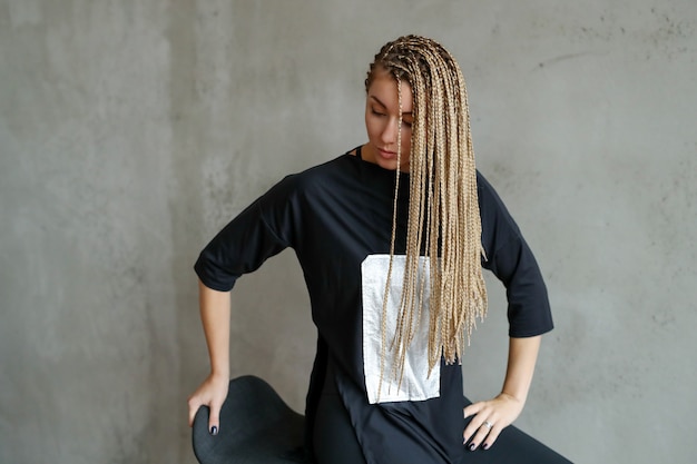 Photo gratuit femme avec des dreadlocks