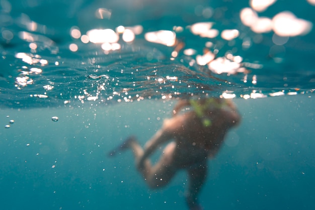 Photo gratuite femme avec équipement de plongée nager dans l'océan