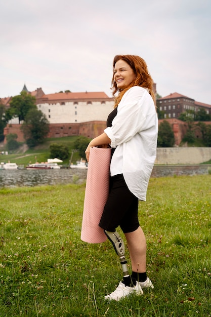 Photo gratuite femme avec jambe prothétique faisant du yoga