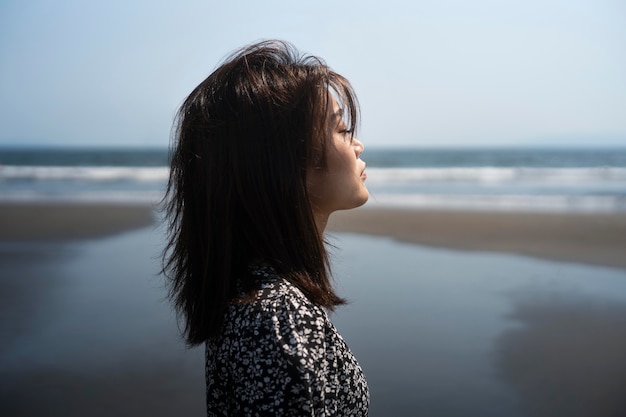 Photo gratuite femme japonaise de coup moyen au bord de la mer