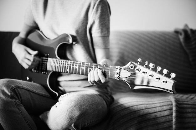 Photo gratuit femme jouant une guitare électrique