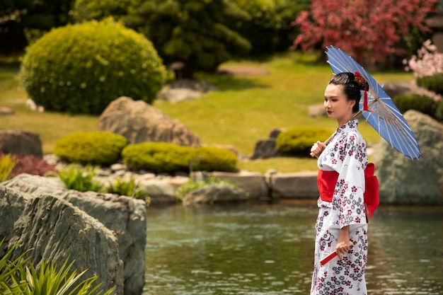 Photo gratuite femme avec kimono et parapluie wagasa