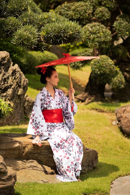 Photo gratuite femme avec kimono et parapluie wagasa