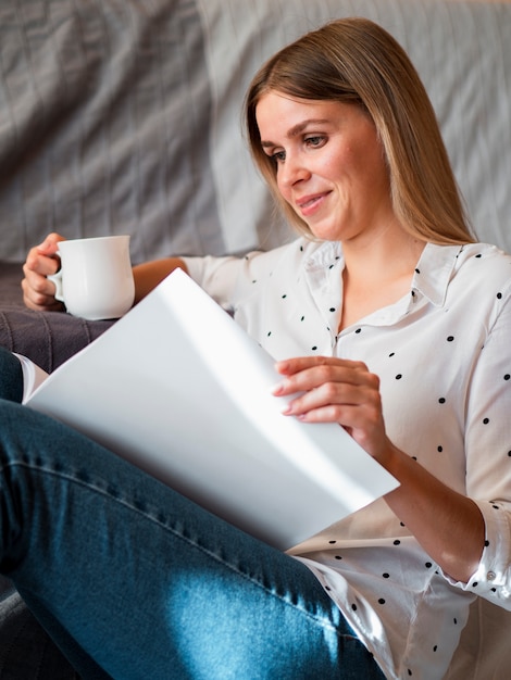 Femme lisant un magazine de maquette