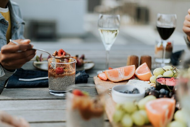 Photo gratuite femme mangeant un pudding végétalien au chia