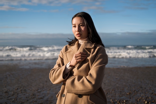 Photo gratuite femme marchant sur la plage coup moyen