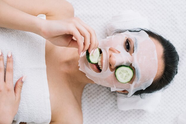 Photo gratuite femme avec un masque de concombre