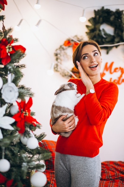 Photo gratuit femme, mignon, lapin, arbre noël