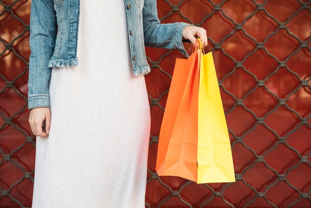 Femme avec des paquets d&#39;achats lumineux