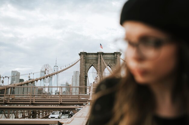 Femme sur le pont de Brooklyn, USA