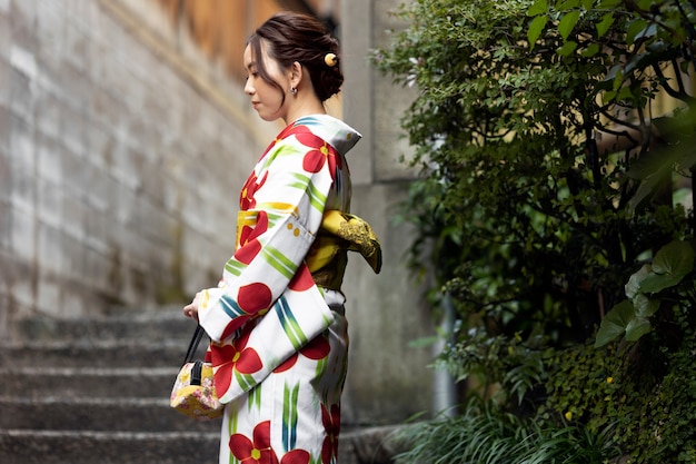 Photo gratuite femme portant de beaux kimonos japonais et obi