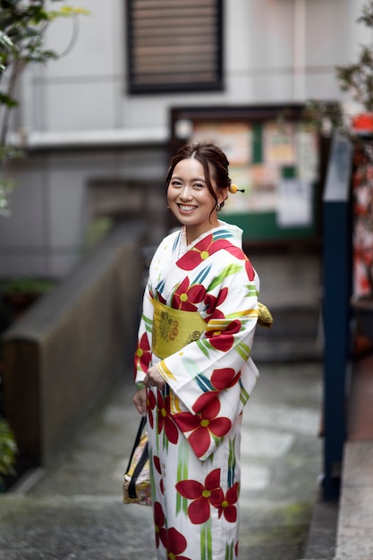 Photo gratuite femme portant de beaux kimonos japonais et obi