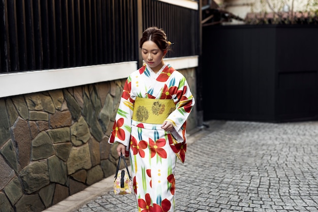 Photo gratuite femme portant de beaux kimonos japonais et obi