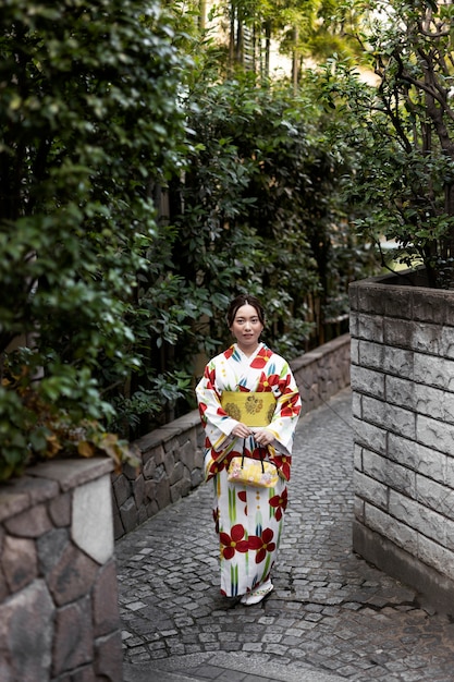 Photo gratuite femme portant de beaux kimonos japonais et obi