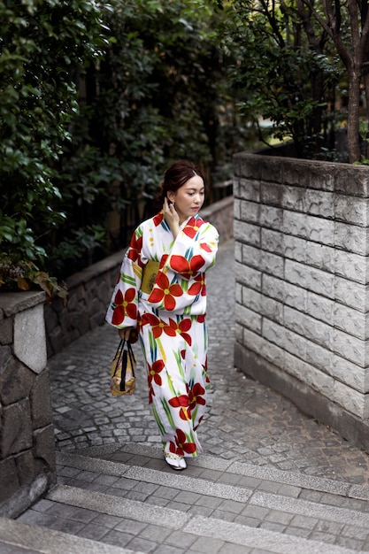 Photo gratuite femme portant de beaux kimonos japonais et obi