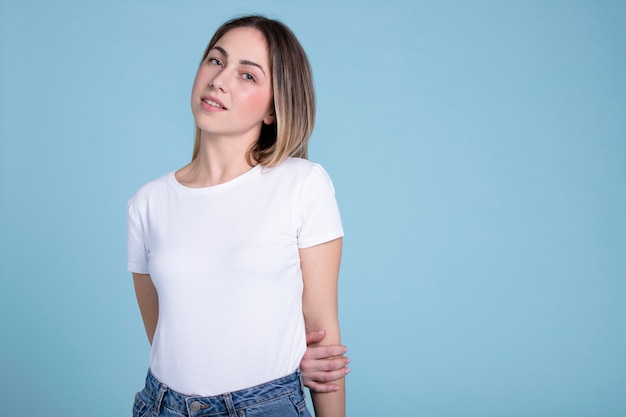 Femme portant une chemise blanche coup moyen