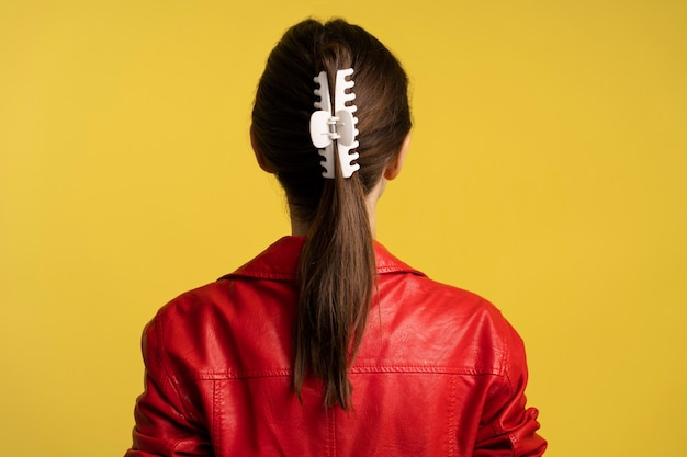 Photo gratuite femme portant une grande pince à cheveux vue arrière