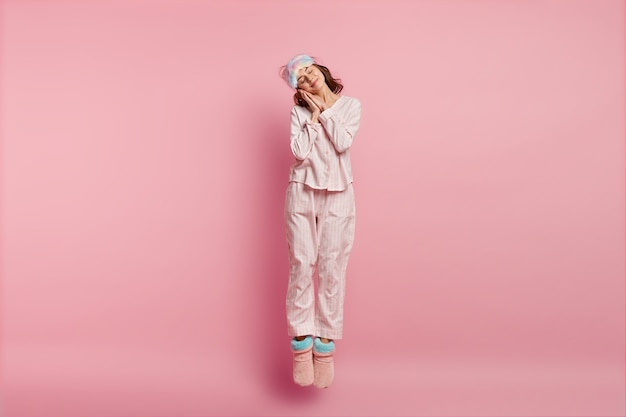 Photo gratuite femme portant un masque de sommeil et un pyjama