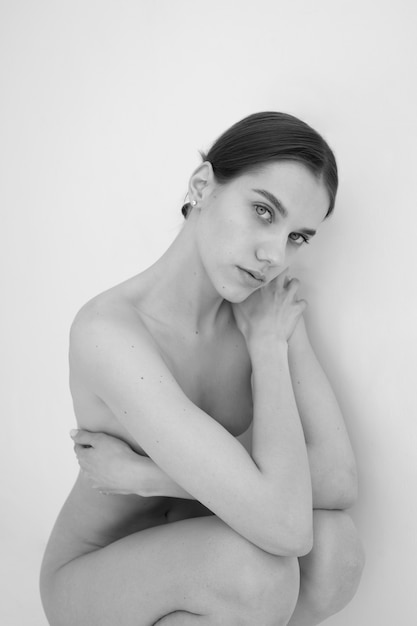 Photo gratuite femme posant un angle élevé de nudité noir et blanc