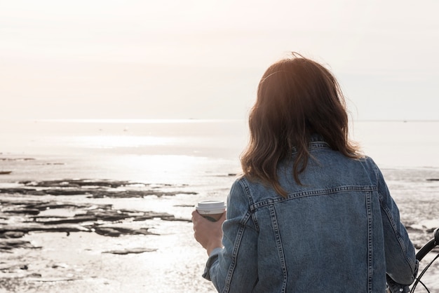 Photo gratuite femme regardant la mer gelée