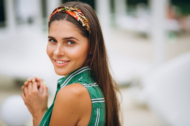 Photo gratuite femme en robe verte à la plage