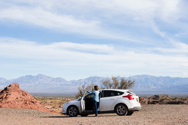 Photo gratuit femme sur la route profitant du paysage