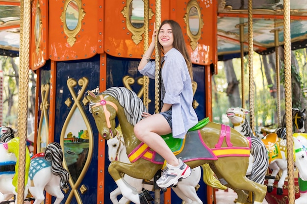 Photo gratuit femme s'amusant sur le carrousel