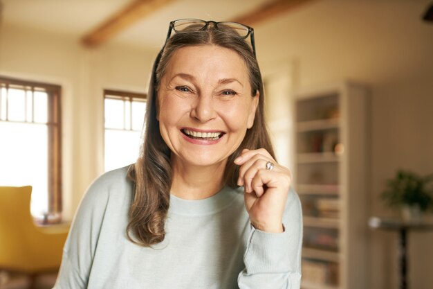 Femme senior expressive posant à l'intérieur