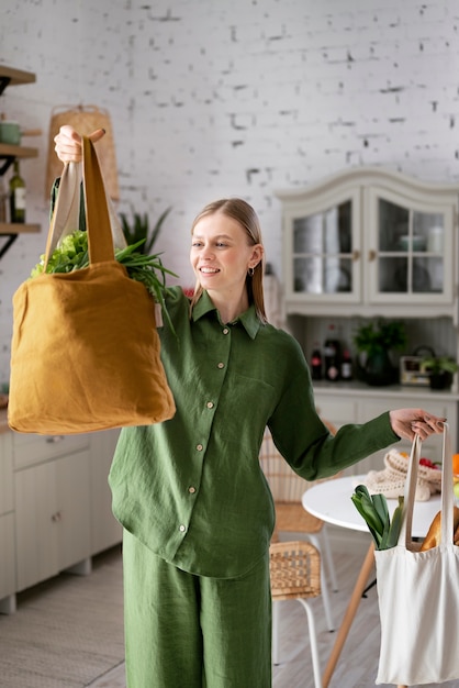 Photo gratuite femme souriante vue de face avec des sacs